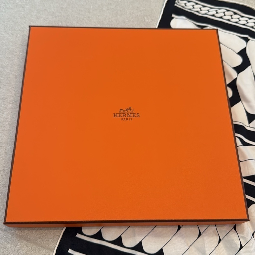 Hermès Clic, c'est noué Scarf! - Picture 13 of 13